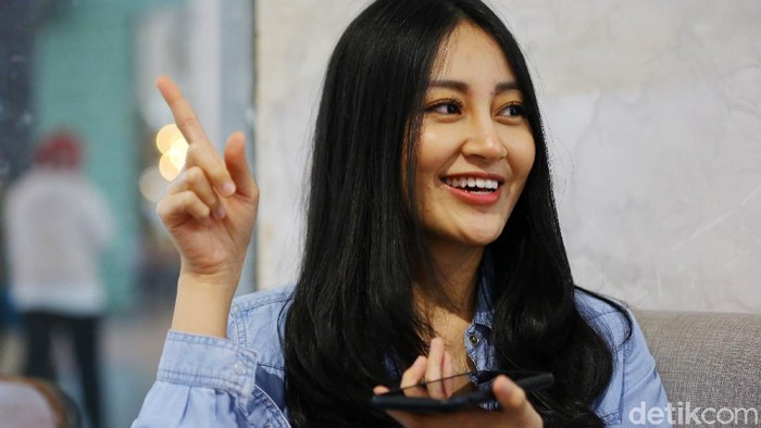 dokter Clarin Hayes dokter yang sekaligus merangkap jadi selebgram Clarin Hayes terus memberikan edukasi dibidang kesehatan dan kecantikan di bilangan Serpong, Tangerang, Banten.
