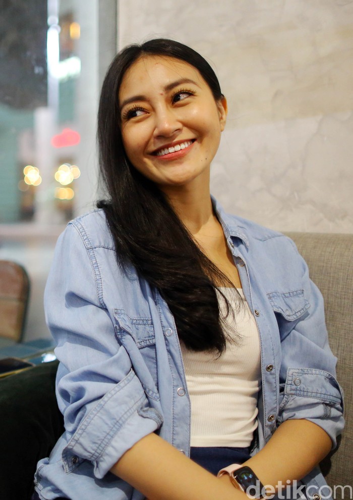 dokter yang sekaligus merangkap jadi selebgram Clarin Hayes terus memberikan edukasi dibidang kesehatan dan kecantikan di bilangan Serpong, Tangerang, Banten.