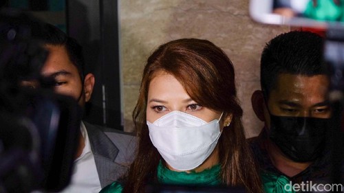 Artis Tamara Bleszynski menyambangi Bareskrim Polri. Tamara mendatangi Bareskrim untuk mengkonsultasikan permasalahan hukum yang tengah menimpanya.