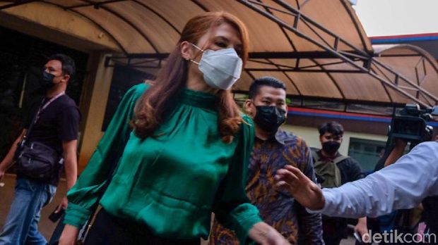 Artis Tamara Bleszynski menyambangi Bareskrim Polri. Tamara mendatangi Bareskrim untuk mengkonsultasikan permasalahan hukum yang tengah menimpanya.