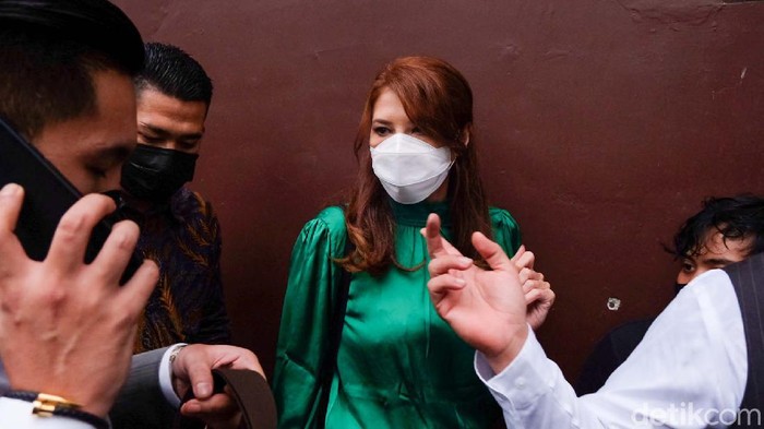 Ekspresi Tamara Bleszynski Usai Sambangi Bareskrim Polri Artis Tamara Bleszynski menyambangi Bareskrim Polri. Tamara mendatangi Bareskrim untuk mengkonsultasikan permasalahan hukum yang tengah menimpanya.