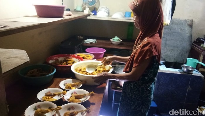 Empuk Gurih Kare Ayam Kampung Kayun, Kuliner Legendaris Lamongan