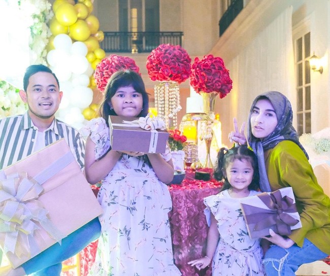 Gilang Widya Pramana yang mendapat julukan crazy rich Malang dari netizen, memberikan kejutan dan hadiah mewah untuk sang istri Shandy Purnamasari yang berulang tahun. Shandy baru saja merayakan hari ulang tahun yang ke-30 pada Minggu (10/10/2021). Foto: Dok.Instagram @shandypurnamasari.