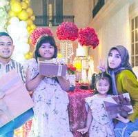 Gilang Widya Pramana yang mendapat julukan crazy rich Malang dari netizen, memberikan kejutan dan hadiah mewah untuk sang istri Shandy Purnamasari yang berulang tahun. Shandy baru saja merayakan hari ulang tahun yang ke-30 pada Minggu (10/10/2021). Foto: Dok.Instagram @shandypurnamasari.