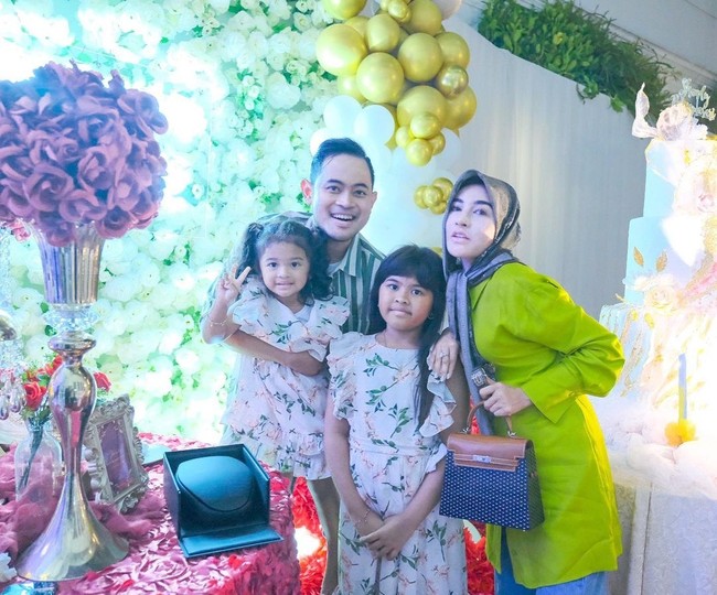 Tas Hermes yang menjadi kado Shandy Purnamasari diketahui sebagai tas edisi terbatas, yaitu jenis Hermes Kelly 22cm. Dikutip dari akun @hermes_selebriti, harga tas Hermes hadiah Gilang untuk Shandy mencapai US$ 326.500 atau sekitar Rp 4,7 miliar. Foto: Dok.Instagram @shandypurnamasari.