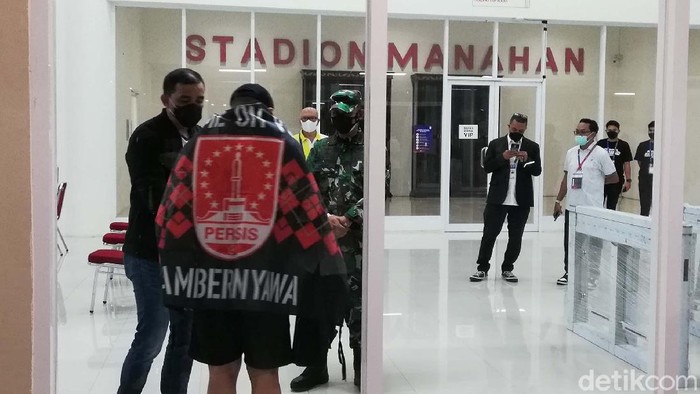 Bos Persis Solo Kaesang Pangarep menyaksikan langsung Derby Mataram antara PSIM Yogyakarta kontra Persis Solo di Stadion Manahan, Solo, Selasa (12/10). Begini gayanya!