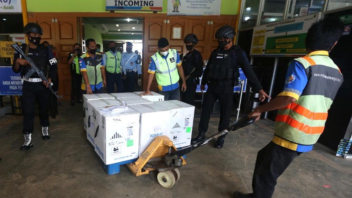 Sebanyak 46.800 dosis vaksin Pfizer tiba di Aceh hari ini. Kehadiran puluhan ribu dosis vaksin itu menjadi salah satu upaya untuk gencarkan vaksinasi nasional.