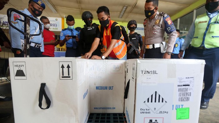 Sebanyak 46.800 dosis vaksin Pfizer tiba di Aceh hari ini. Kehadiran puluhan ribu dosis vaksin itu menjadi salah satu upaya untuk gencarkan vaksinasi nasional.