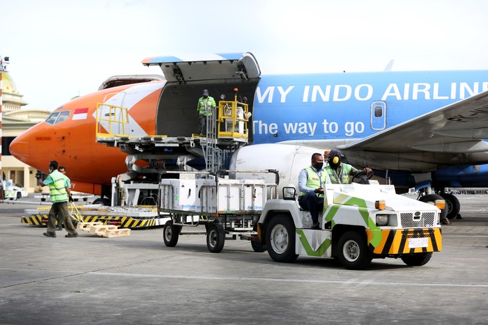 Sebanyak 46.800 dosis vaksin Pfizer tiba di Aceh hari ini. Kehadiran puluhan ribu dosis vaksin itu menjadi salah satu upaya untuk gencarkan vaksinasi nasional.