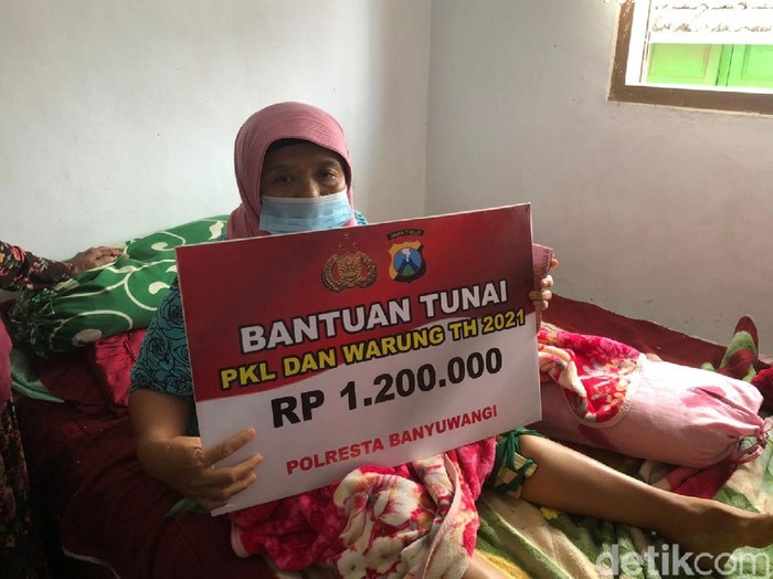 Halimah (55), warga Desa Macanputih, Kecamatan Kabat, Banyuwangi mengaku terharu. Ia mendapat Bantuan Tunai untuk Pedagang Kaki Lima dan Warung (BTPKLW) dari pemerintah melalui Polresta Banyuwangi.