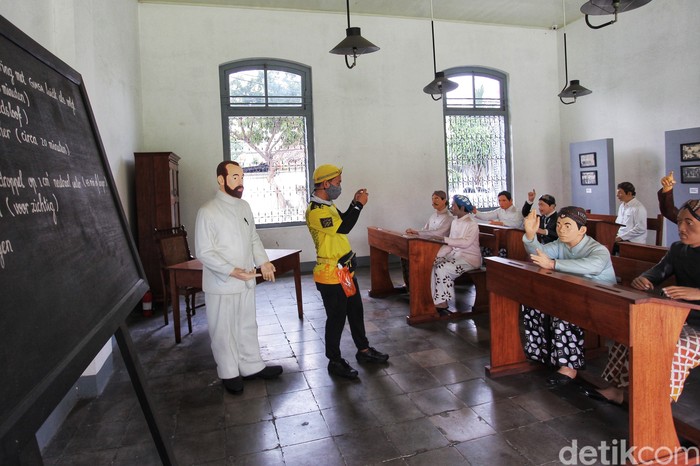 Hari Museum Nasional 2021, Begini Sejarah Awalnya Pengunjung melihat diorama di Museum Kebangkitan Nasional di Jl Abdul Rahman Saleh, Jakarta, Kamis (20/5/2021).