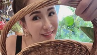 Tak sekadar menanam, Jamie Chua juga memanfaatkan hasil kebunnya sendiri untuk dikonsumsi. Salah satunya jambu biji yang terlihat menyegarkan ini.