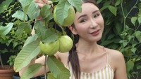 Di balik gaya hidupnya yang mewah, mantan pramugari ini sekarang punya hobi membumi. Ia mengelola kebun dan peternakan mini di area rumahnya.