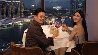 Wanita 47 tahun ini sekarang menjalin hubungan dengan Terrence Koh. Keduanya terlihat menikmati makan malam mewah dengan menu salad sayur yang menyegarkan.