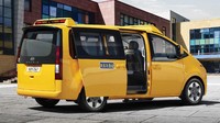 Para siswa-siswi akan diantar-jemput menggunakan Hyundai Staria yang sudah dimodifikasi. Wujudnya tetap berkelas meski kini berkelir kuning eye-catching. Foto: Hyundai Motors