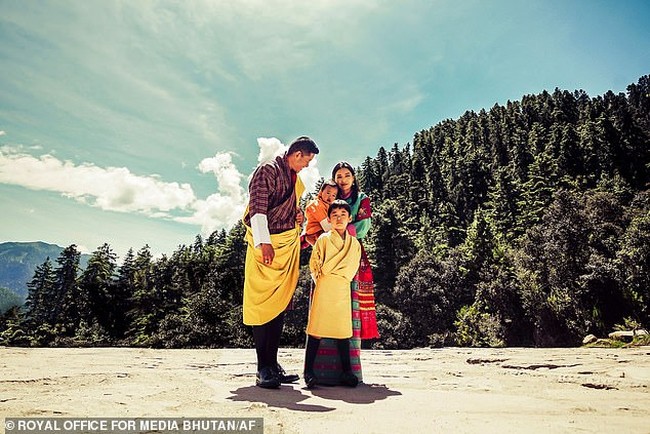 Baru-baru ini, kerajaan Bhutan merilis foto terbaru Raja Bhutan, Jigme Khesar dan Ratu Jetsun Pema. Foto ini menjadi pertanda 10 tahun pernikahan mereka. Foto: dok. Kerajaan Bhutan