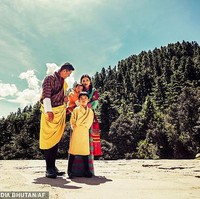 Baru-baru ini, kerajaan Bhutan merilis foto terbaru Raja Bhutan, Jigme Khesar dan Ratu Jetsun Pema. Foto ini menjadi pertanda 10 tahun pernikahan mereka. Foto: dok. Kerajaan Bhutan