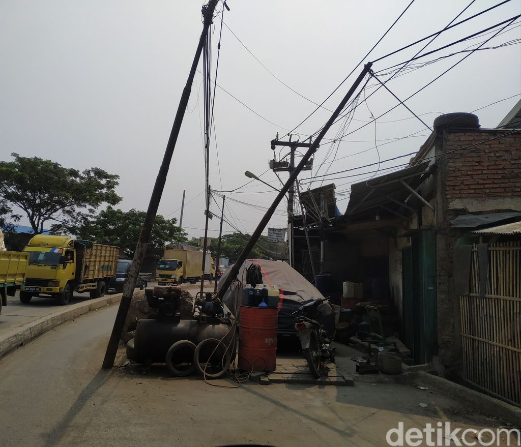 Jl Raya Perancis di Kabupaten Tangerang hancur dan menanti perbaikan, 12 Oktober 2021. (Athika Rahma/detikcom)