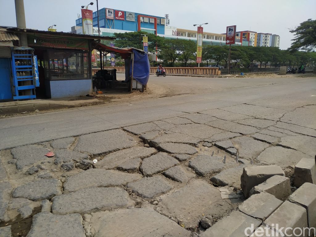 Jl Raya Perancis di Kabupaten Tangerang hancur dan menanti perbaikan, 12 Oktober 2021. (Athika Rahma/detikcom)