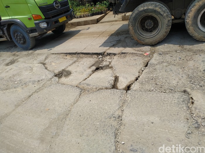 Jl Raya Perancis, permukaannya rusak parah alias hancur. 12 Oktober 2021. (Athika Rahma/detikcom)