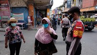 Petugas gabungan mengawasi pedagang dan pengunjung pasar supaya tertib menggunakan masker dengan benar saat inspeksi mendadak (Sidak) pendisiplinan protokol kesehatan COVID-19 di Pasar Kumbasari, Denpasar, Bali, Selasa (12/10/2021).