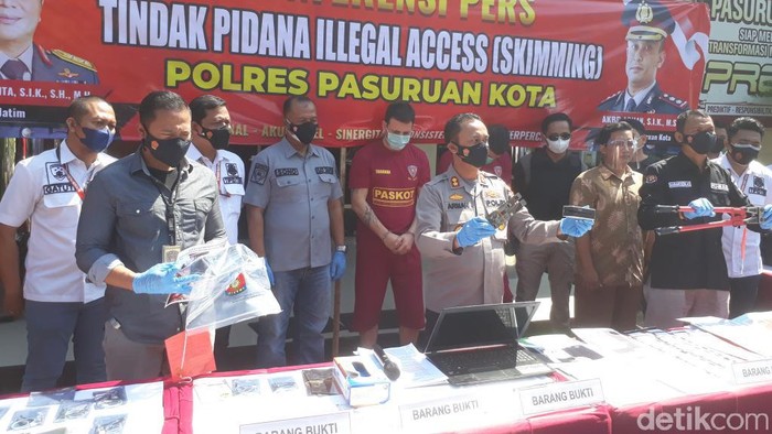 Polisi Kota Pasuruan mengungkap kasus pencurian uang nasabah bank dengan modus skimming. Pelaku yakni warga negara (WN) Bulgaria, VBD (38) dan PPB (41).