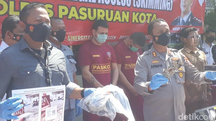 Polisi Kota Pasuruan mengungkap kasus pencurian uang nasabah bank dengan modus skimming. Pelaku yakni warga negara (WN) Bulgaria, VBD (38) dan PPB (41).