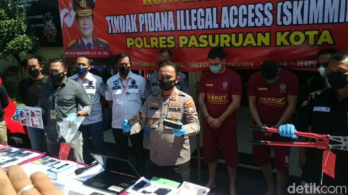 Polisi Kota Pasuruan mengungkap kasus pencurian uang nasabah bank dengan modus skimming. Pelaku yang merupakan warga negara (WN) Bulgaria meraup Rp 493 juta.
