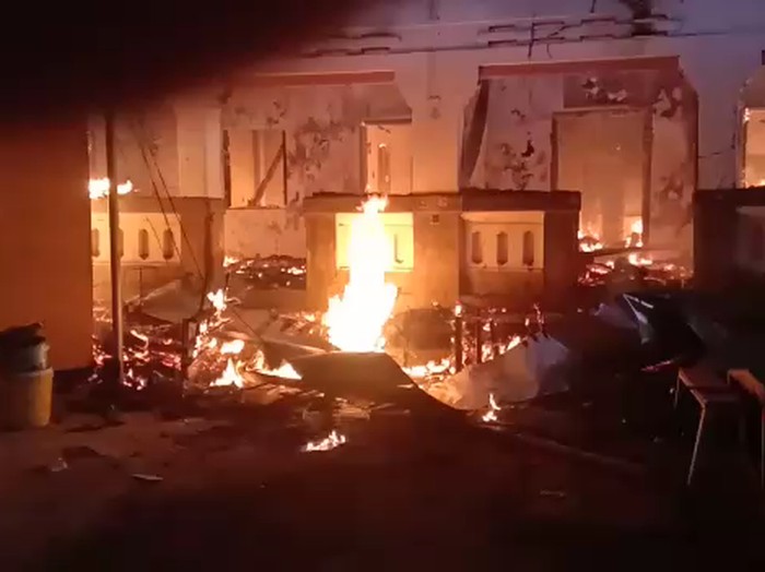 Sebuah rumah dan warung di Desa Pasirian kecamatan Pasirian Lumajang ludes terbakar. Penyebab kebakaran belum diketahui secara pasti.