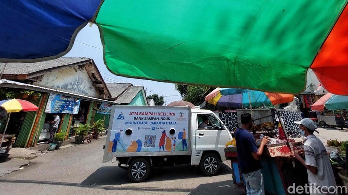 ATM sampah keliling wara-wiri di Jakarta Utara. Kehadiran ATM sampah keliling ini diharapkan dapat meningkatkan kesadaran warga terkait pengelolaan sampah.