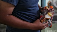 Warga yang hendak menyetorkan sampah ke ATM sampah keliling ini harus memiliki aplikasi Mountras yang dapat diunduh di playstore maupun appstore.