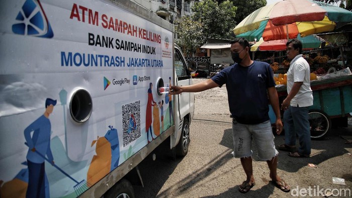 ATM sampah keliling wara-wiri di Jakarta Utara. Kehadiran ATM sampah keliling ini diharapkan dapat meningkatkan kesadaran warga terkait pengelolaan sampah.