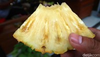 Harga nanas ini mencapai Rp 20 ribu/kg. Rasa nanas bagong manis pada usia panen.