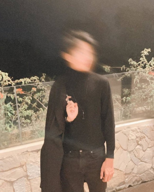 Dalam foto unggahan terbarunya itu Kiesha terlihat mengenakan setelan serba hitam. Turtle neck lengan panjangnya itu tampak dipadukan dengan jas dan celana panjang jeans. Foto: Instagram/@kiesha.alvaro