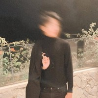 Dalam foto unggahan terbarunya itu Kiesha terlihat mengenakan setelan serba hitam. Turtle neck lengan panjangnya itu tampak dipadukan dengan jas dan celana panjang jeans. Foto: Instagram/@kiesha.alvaro