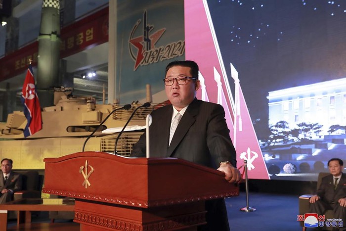 Kim Jong-Un saat berpidato dalam pameran senjata Korut In this photo provided by the North Korean government, North Korean leader Kim Jong Un speaks during an exhibition of weapons systems in Pyongyang, North Korea, Monday, Oct. 11, 2021. Kim reviewed the rare exhibition and vowed to build an “invincible” military, as he accused the United States of creating regional tensions and lacking action to prove it has no hostile intent toward the North, state media reported Tuesday. Independent journalists were not given access to cover the event depicted in this image distributed by the North Korean government. The content of this image is as provided and cannot be independently verified. Korean language watermark on image as provided by source reads: