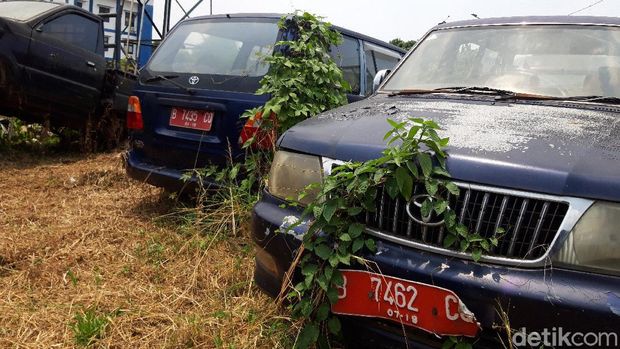 'Kuburan' Mobil di Kantor Dishub Kota Tangerang.