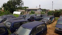 Mobil-mobil itu dalam kondisi rusak dan terbengkalai. Tampak bangkai sejumlah mobil tersebut diparkir secara berantakan. (Foto: Rakha/detikcom)