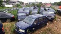 Ada berbagai jenis mobil yang ada di kuburan itu. Mulai dari jenis minibus, sedan hingga pikap. (Foto: Rakha/detikcom)