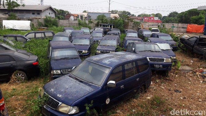 Kuburan Mobil di Kantor Dishub Kota Tangerang.