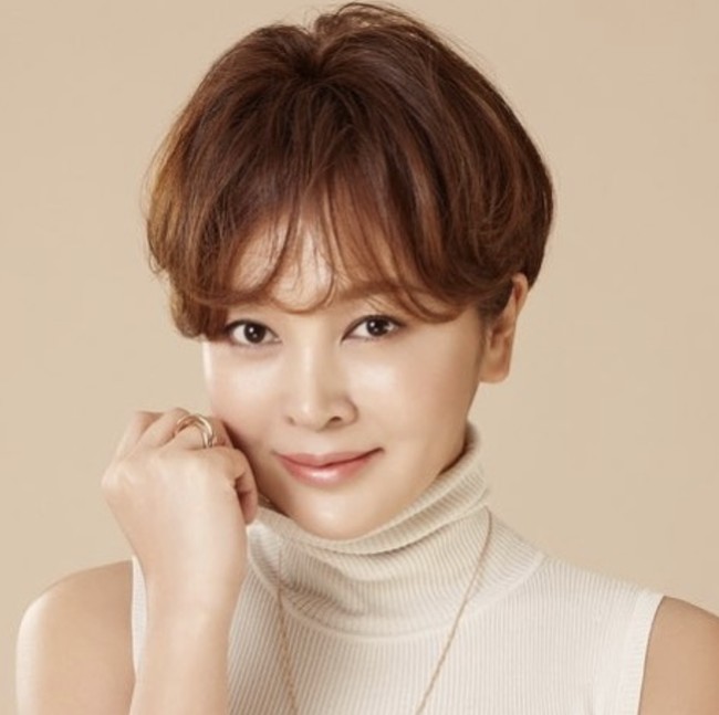 Lee Seung-yeon meraih popularitasnya setelah menjadi pemenang ketiga Miss Korea. Dia kemudian mewakili Korea Selatan di ajang Miss World 1993 dan masuk top 10. Foto: Dok. Instagram @leesyaram