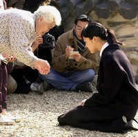 Pemotretan itu menuai banyak protes dan membuat Lee Seun-yeon harus menyampaikan maaf dengan bersimpuh di depan wanita yang pernah menjadi ‘comfort women. Dia sampai dijuluki sebagai kriminal gara-gara foto menjadi budak seks tersebut. Foto: dok. AFP