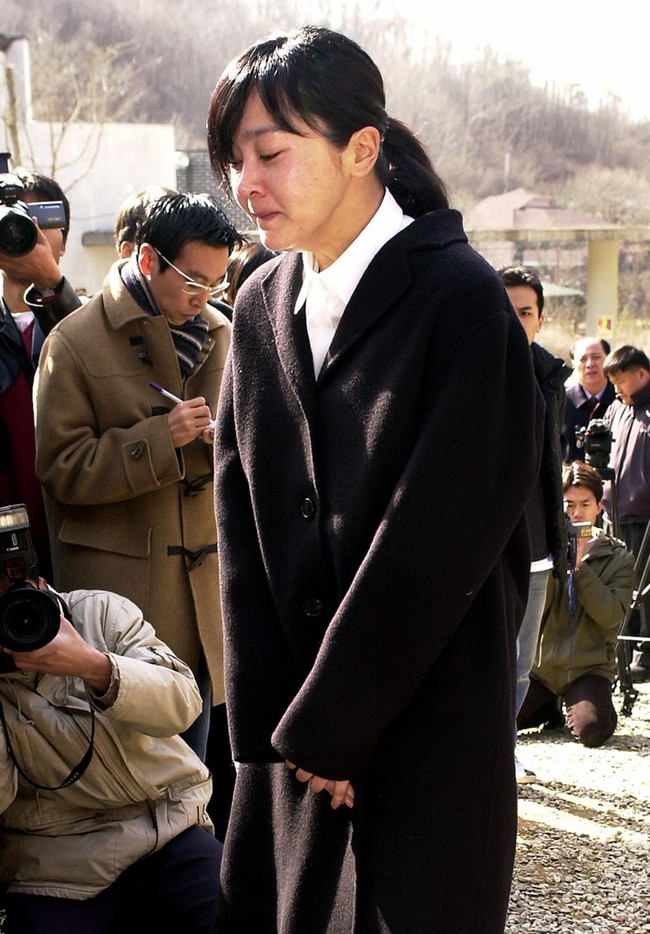 Pada 2002, Lee Seong-yeon terlibat kasus tabrak lari. Filmnya berjudul Again yang saat itu sedang tayang jeblok pendapatannya.  Foto: dok. AFP