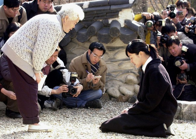 Saat publik mulai memaafkan Lee Seung-yeon atas skandal foto menjadi budak seks, sang aktris kembali membuat masalah. Pada 2013, dia menggunakan obat-obatan terlarang. Namun Lee mengaku kalau obat tersebut didapatnya sesuai resep dokter untuk mengatasi tulang retak yang dialaminya. Foto: dok. AFP