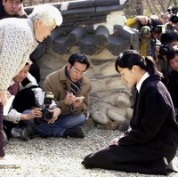 Saat publik mulai memaafkan Lee Seung-yeon atas skandal foto menjadi budak seks, sang aktris kembali membuat masalah. Pada 2013, dia menggunakan obat-obatan terlarang. Namun Lee mengaku kalau obat tersebut didapatnya sesuai resep dokter untuk mengatasi tulang retak yang dialaminya. Foto: dok. AFP