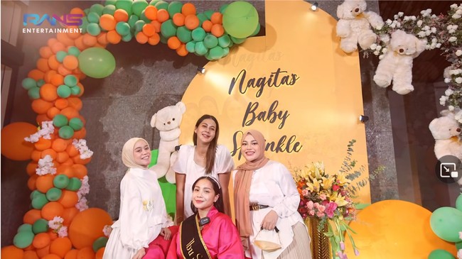 Untuk merayakan dan menyambut anak lelaki keduanya, keluarga dan sahabat juga sempat mengadakan acara kejutan untuk Gigi. Mereka menggelar Baby Sprinkle yang dihadiri oleh orang-orang tersayang. Gigi pun sangat tersentuh sampai menangis. Foto: YouTube Rans Entertainment