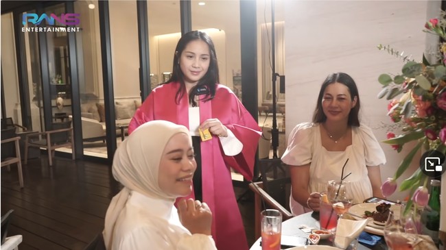 Dalam grup tersebut, Lesti Kejora adalah yang paling muda. Usianya tahun ini 22 tahun. Foto: YouTube Rans Entertainment