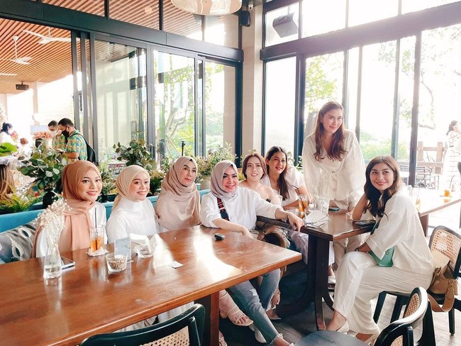 Nagita Slavina menggelar acara Baby Sprinkle yang diadakan secara kejutan oleh keluarga dan teman-temannya. Di antara para tamu, salah satu yang jadi perhatian adalah Lesti Kejora. Foto: Instagram Amy Qanita