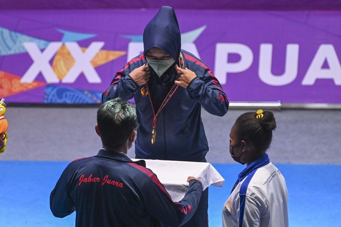Lifter Susi Susanti Asal Jawa Barat Peraih Medali Emas dan  telah memecahkan Rekor Asia Angkatan Dead Lift dari Cina TPE Chou Yi Ju Angkatan dari 192.5 Kg Menjadi 197.5 KG pada PON XX Papua di Auditorium Universitas Cenderawasih , Abepura KOta Jayapura. Senin (11-10-2021)