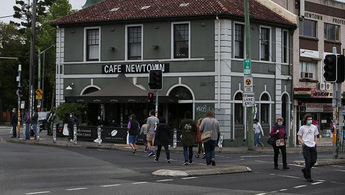Lockdown Berakhir, Warga Sydney Kini Bisa Nyalon-Nongkrong Lagi Warga Sydney tengah merayakan kebebasan usai lockdown imbas COVID-19 diakhiri. Kini warga di kota terbesar di Australia itu bisa kembali kunjungi salon dan bar.